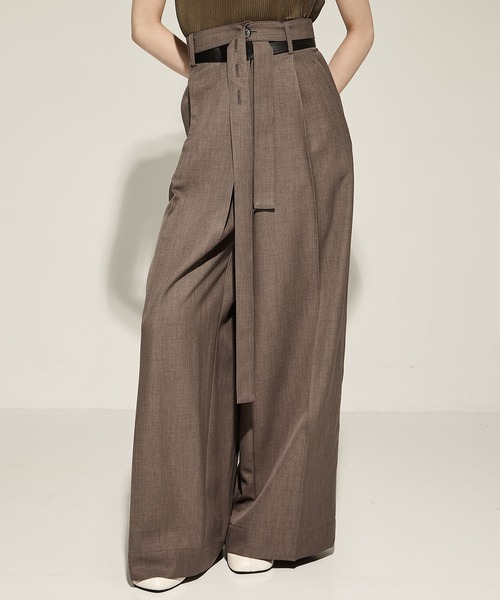 STUDIOUS(ステュディオス)の「【STUDIOUS/ステュディオス】Leather Belted Flare Trousers/レザーベルテッドフレアトラウザー(その他パンツ・レディース・ライトベージュ/ブラウン/ブラック・1/2)」の2枚目の写真