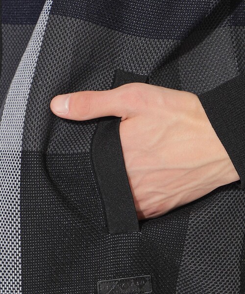 BLACK LABEL CRESTBRIDGE（ブラックレーベル・クレストブリッジ）の「【WEB・一部店舗限定】クレストブリッジチェックインレーキナガシカーディガン（カーディガン/ボレロ・メンズ・ベージュ系その他6/ダークネイビー・M）」の6枚目の写真