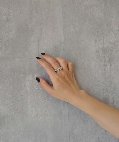 BROTHERHOOD(ブラザーフッド)の「【earyear】Ripple Band design peti Volume Ring(リング・レディース・シルバー/ゴールド・SMALL/MEDIUM/LARGE)」の7枚目の写真
