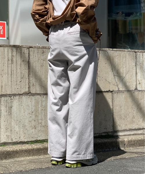 Toironier(トワロニエ)の「Toironier/トワロニエ/2Tuck CHINO Pants(チノパンツ・メンズ・グレー/ベージュ/ブラック・1/2)」の8枚目の写真