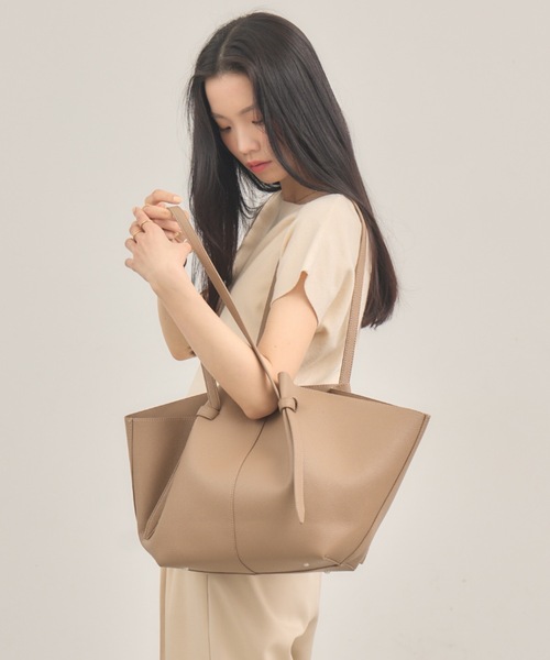 NEUNA（ヌナ）の「【ポーチ付き！】ノットフェイクレザーバッグ（トートバッグ・レディース・モカ/ブラック/アイボリー・FREE）」の7枚目の写真