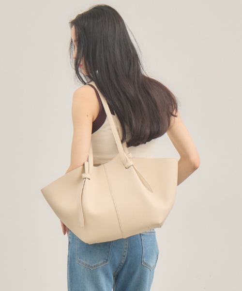 NEUNA（ヌナ）の「【ポーチ付き！】ノットフェイクレザーバッグ（トートバッグ・レディース・モカ/ブラック/アイボリー・FREE）」の14枚目の写真