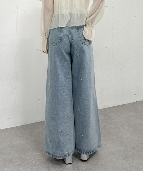 archives（アルシーヴ）の「花柄刺繍ワイドデニム（デニムパンツ・レディース・ブラック/ブルー・SMALL/MEDIUM）」の5枚目の写真