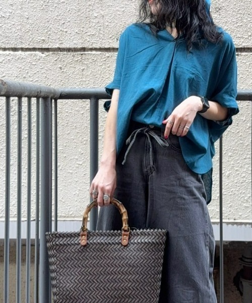 Right-on（ライトオン）の「【HONEYSUCKLE ROSE】リネン混スキッパーブラウス（シャツ/ブラウス・レディース・グリーン/オレンジ/ブラック・M/L）」の3枚目の写真