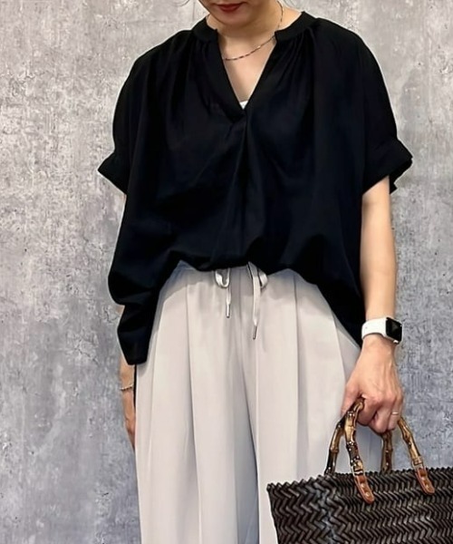 Right-on（ライトオン）の「【HONEYSUCKLE ROSE】リネン混スキッパーブラウス（シャツ/ブラウス・レディース・グリーン/オレンジ/ブラック・M/L）」の2枚目の写真