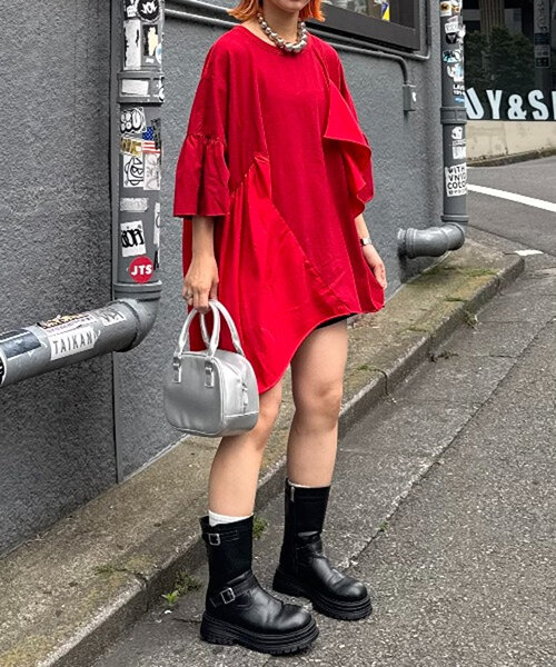 etsinta(エシンタ)の「etsintaリメイクフリルオーバーTEE(Tシャツ/カットソー・レディース・ホワイト/チャコールグレー/レッド/ピンク・ONE SIZE)」の4枚目の写真