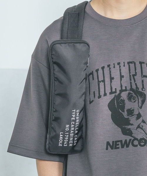 LAKOLE（ラコレ）の「カラビナ付き折り畳み傘ケース / 451936（折りたたみ傘・レディース・グレー/ブラック・FREE）」の2枚目の写真