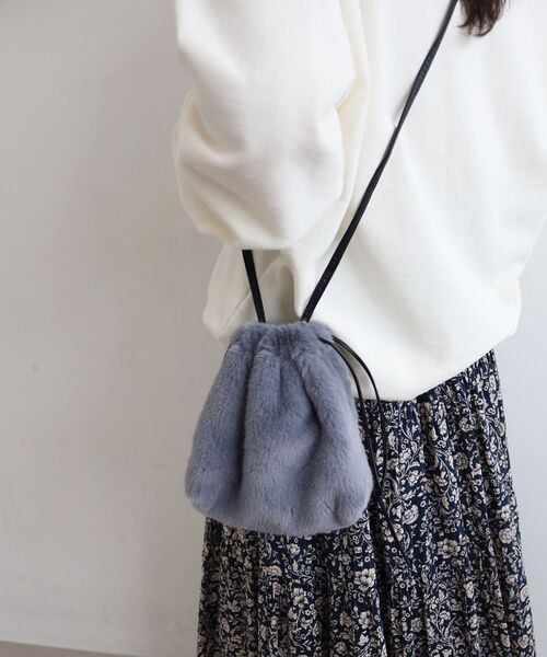le.coeur blanc(ルクールブラン)の「《WEB限定アイテム》エコファー巾着BAG(ショルダーバッグ・レディース・ベージュ/ベージュ系その他2/グレー・FREE)」の1枚目の写真