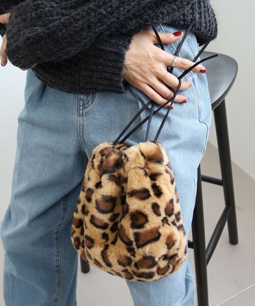 le.coeur blanc(ルクールブラン)の「《WEB限定アイテム》エコファー巾着BAG(ショルダーバッグ・レディース・ベージュ/ベージュ系その他2/グレー・FREE)」の3枚目の写真