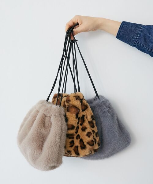 le.coeur blanc(ルクールブラン)の「《WEB限定アイテム》エコファー巾着BAG(ショルダーバッグ・レディース・ベージュ/ベージュ系その他2/グレー・FREE)」の4枚目の写真