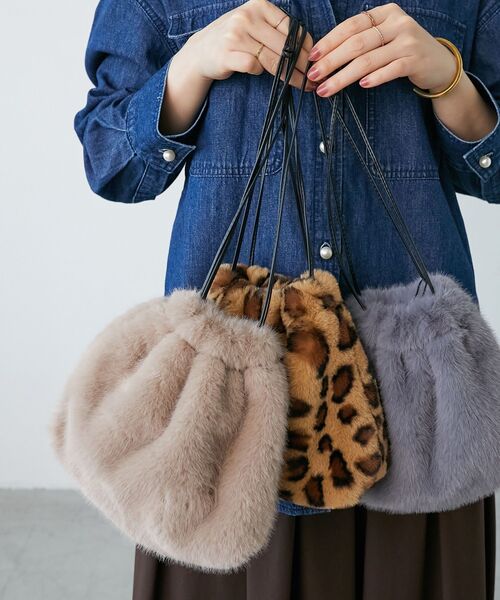 le.coeur blanc(ルクールブラン)の「《WEB限定アイテム》エコファー巾着BAG(ショルダーバッグ・レディース・ベージュ/ベージュ系その他2/グレー・FREE)」の5枚目の写真