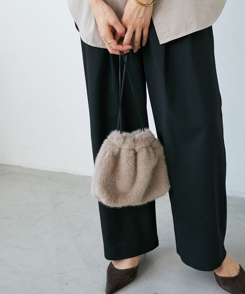 le.coeur blanc(ルクールブラン)の「《WEB限定アイテム》エコファー巾着BAG(ショルダーバッグ・レディース・ベージュ/ベージュ系その他2/グレー・FREE)」の7枚目の写真