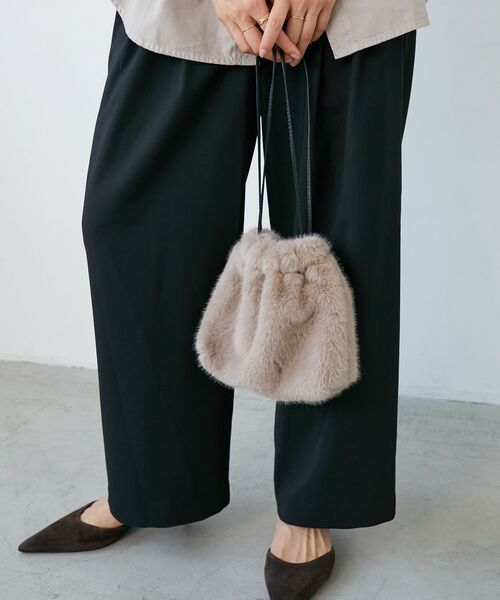 le.coeur blanc(ルクールブラン)の「《WEB限定アイテム》エコファー巾着BAG(ショルダーバッグ・レディース・ベージュ/ベージュ系その他2/グレー・FREE)」の8枚目の写真