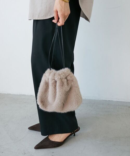 le.coeur blanc(ルクールブラン)の「《WEB限定アイテム》エコファー巾着BAG(ショルダーバッグ・レディース・ベージュ/ベージュ系その他2/グレー・FREE)」の9枚目の写真