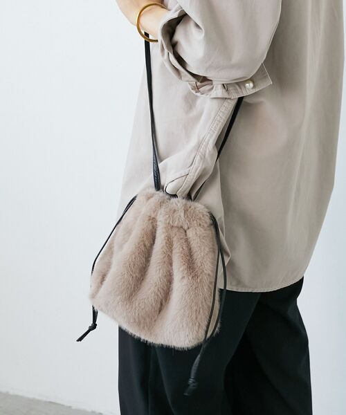 le.coeur blanc(ルクールブラン)の「《WEB限定アイテム》エコファー巾着BAG(ショルダーバッグ・レディース・ベージュ/ベージュ系その他2/グレー・FREE)」の10枚目の写真