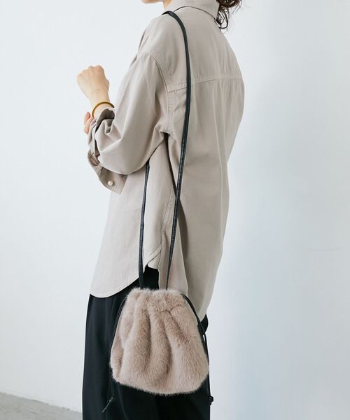 le.coeur blanc(ルクールブラン)の「《WEB限定アイテム》エコファー巾着BAG(ショルダーバッグ・レディース・ベージュ/ベージュ系その他2/グレー・FREE)」の11枚目の写真