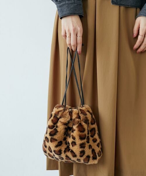 le.coeur blanc(ルクールブラン)の「《WEB限定アイテム》エコファー巾着BAG(ショルダーバッグ・レディース・ベージュ/ベージュ系その他2/グレー・FREE)」の16枚目の写真