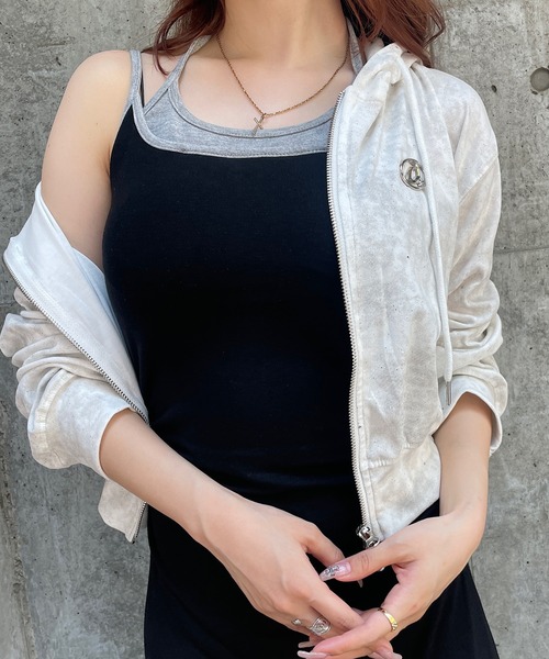 ROGER AND RAW(ロジャーアンドロウ)の「プレート付ショート丈ラメジップパーカー(パーカー・レディース・ホワイト/ブラック/グレー・FREE)」の6枚目の写真