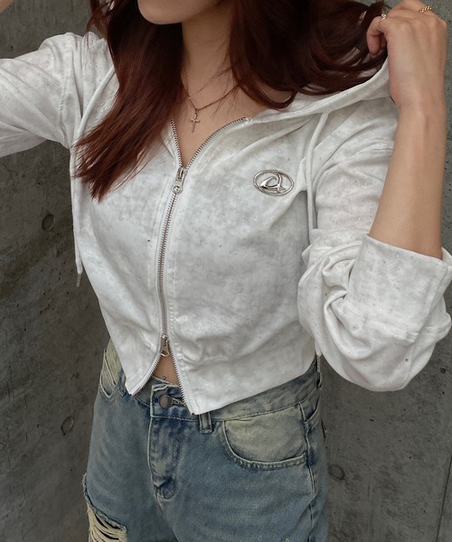 ROGER AND RAW(ロジャーアンドロウ)の「プレート付ショート丈ラメジップパーカー(パーカー・レディース・ホワイト/ブラック/グレー・FREE)」の14枚目の写真