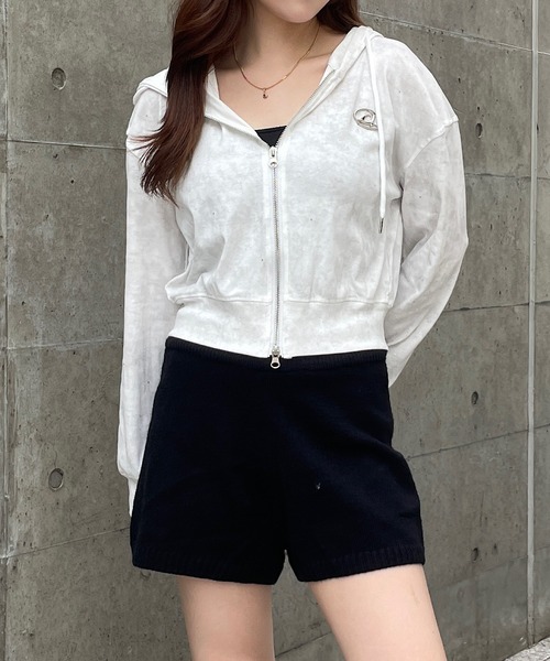 ROGER AND RAW(ロジャーアンドロウ)の「プレート付ショート丈ラメジップパーカー(パーカー・レディース・ホワイト/ブラック/グレー・FREE)」の18枚目の写真