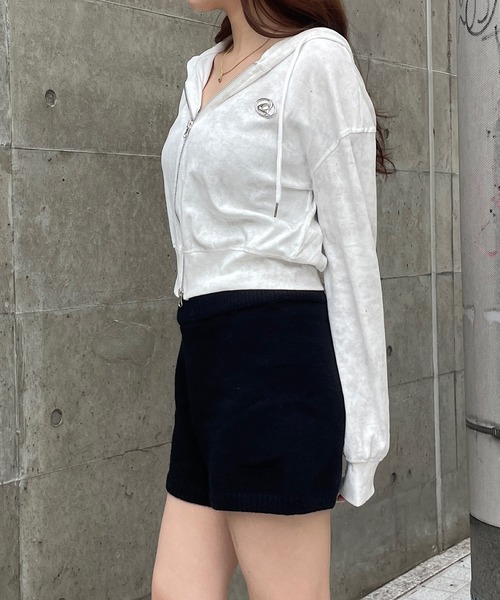 ROGER AND RAW(ロジャーアンドロウ)の「プレート付ショート丈ラメジップパーカー(パーカー・レディース・ホワイト/ブラック/グレー・FREE)」の16枚目の写真