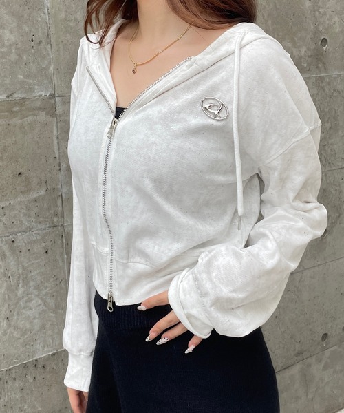 ROGER AND RAW(ロジャーアンドロウ)の「プレート付ショート丈ラメジップパーカー(パーカー・レディース・ホワイト/ブラック/グレー・FREE)」の19枚目の写真