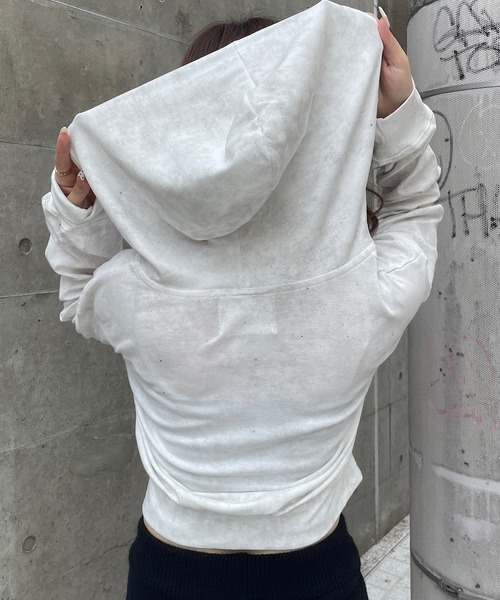 ROGER AND RAW(ロジャーアンドロウ)の「プレート付ショート丈ラメジップパーカー(パーカー・レディース・ホワイト/ブラック/グレー・FREE)」の15枚目の写真