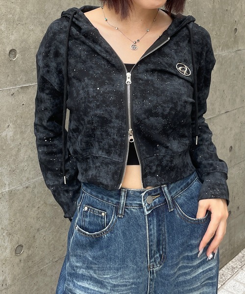 ROGER AND RAW(ロジャーアンドロウ)の「プレート付ショート丈ラメジップパーカー(パーカー・レディース・ホワイト/ブラック/グレー・FREE)」の12枚目の写真