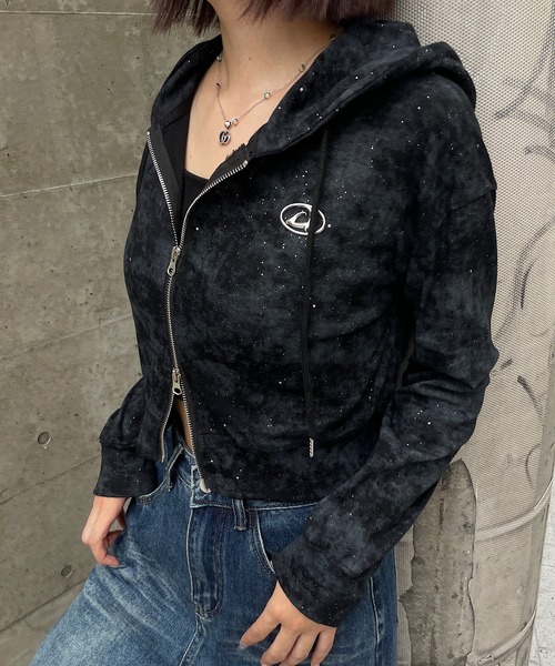 ROGER AND RAW(ロジャーアンドロウ)の「プレート付ショート丈ラメジップパーカー(パーカー・レディース・ホワイト/ブラック/グレー・FREE)」の9枚目の写真