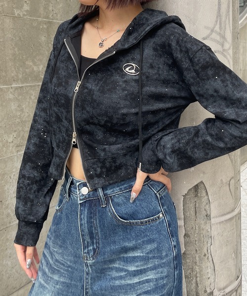 ROGER AND RAW(ロジャーアンドロウ)の「プレート付ショート丈ラメジップパーカー(パーカー・レディース・ホワイト/ブラック/グレー・FREE)」の8枚目の写真