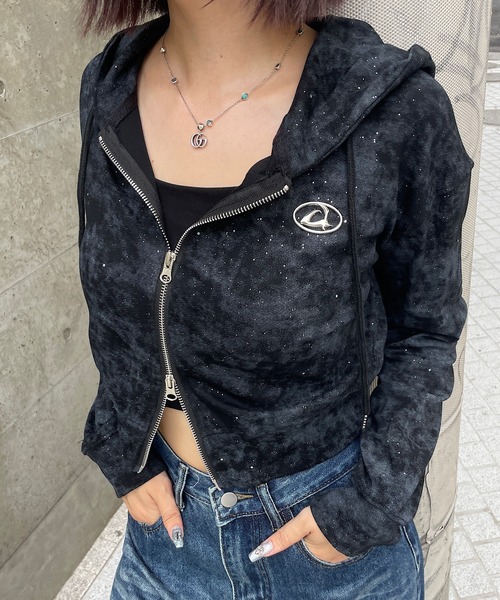 ROGER AND RAW(ロジャーアンドロウ)の「プレート付ショート丈ラメジップパーカー(パーカー・レディース・ホワイト/ブラック/グレー・FREE)」の7枚目の写真