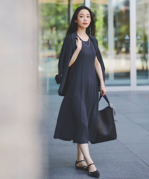 INDIVI(インディヴィ)の「【美シルエット】ノースリーブワンピース(ワンピース・レディース・ブラウン系/ブラック/ダークグレー・40/38/36/15 /13/05)」の2枚目の写真