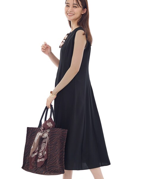 INDIVI(インディヴィ)の「【美シルエット】ノースリーブワンピース(ワンピース・レディース・ブラウン系/ブラック/ダークグレー・40/38/36/15 /13/05)」の10枚目の写真