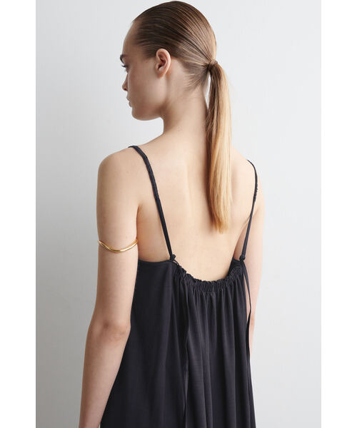 COS（コス）の「スクエアネック ストラップ ジャージー ドレス（ワンピース・レディース・ネイビー・XS/S/M/L）」の2枚目の写真