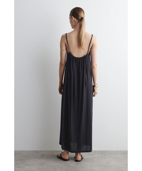 COS（コス）の「スクエアネック ストラップ ジャージー ドレス（ワンピース・レディース・ネイビー・XS/S/M/L）」の3枚目の写真