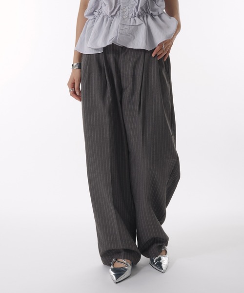 MUHET（ミュエータ）の「assort tuck slacks pants / アソートタックスラックスパンツ（スラックス・レディース・チャコールグレー/ブラウン・SMALL/LARGE/MEDIUM）」の2枚目の写真