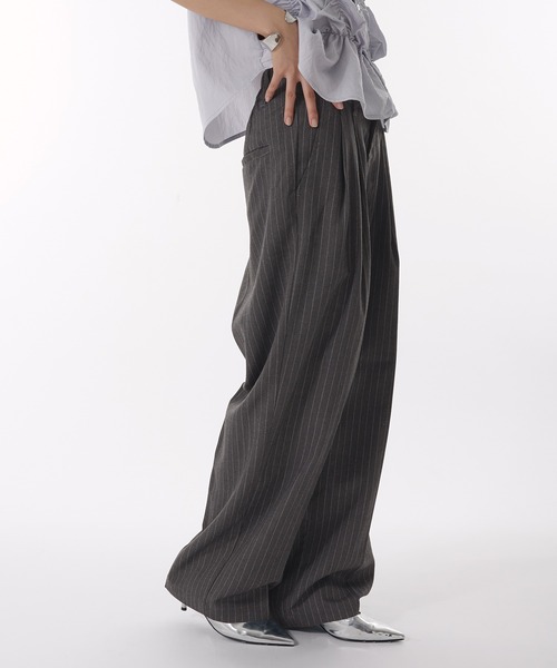 MUHET（ミュエータ）の「assort tuck slacks pants / アソートタックスラックスパンツ（スラックス・レディース・チャコールグレー/ブラウン・SMALL/LARGE/MEDIUM）」の6枚目の写真