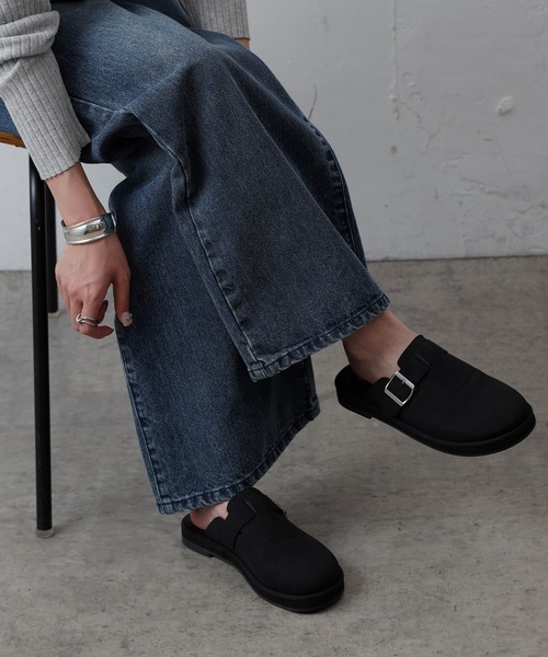 COLONY 2139(コロニートゥーワンスリーナイン)の「スエードライクスリッポンサボサンダル(サンダル・レディース・ブラック/ベージュ・LARGE/MEDIUM)」の8枚目の写真