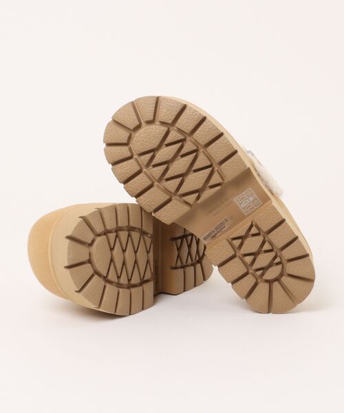 CHARLES & KEITH（チャールズ & キース）の「Bergen ベルゲン テクスチャーファートリムバックルプラットフォームミュール（スリッポン・レディース・ブラウン/サンドベージュ・25.5cm/25cm/24.5cm/23.5cm/23cm/22.5cm/26.5cm）」の6枚目の写真