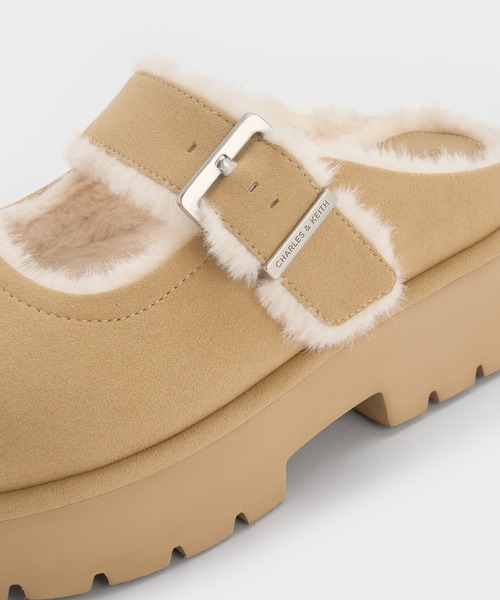 CHARLES & KEITH（チャールズ & キース）の「Bergen ベルゲン テクスチャーファートリムバックルプラットフォームミュール（スリッポン・レディース・ブラウン/サンドベージュ・25.5cm/25cm/24.5cm/23.5cm/23cm/22.5cm/26.5cm）」の4枚目の写真