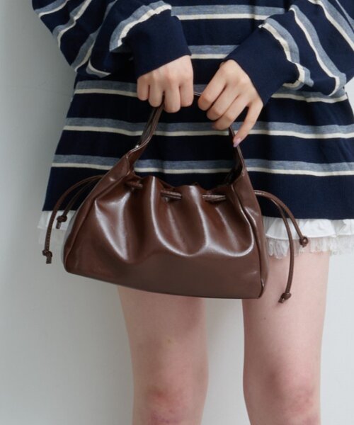 Kastane（カスタネ）の「【4色展開/500mlペットボトル収納可/2WAY】ギャザーポーチBAG（ショルダーバッグ・レディース・ブラック/ブラウン/アイボリー/バーガンディー・FREE）」の4枚目の写真