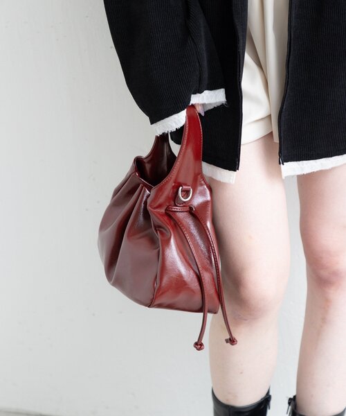 Kastane（カスタネ）の「【4色展開/500mlペットボトル収納可/2WAY】ギャザーポーチBAG（ショルダーバッグ・レディース・ブラック/ブラウン/アイボリー/バーガンディー・FREE）」の8枚目の写真