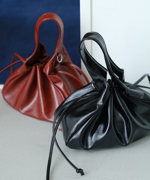 Kastane（カスタネ）の「【4色展開/500mlペットボトル収納可/2WAY】ギャザーポーチBAG（ショルダーバッグ・レディース・ブラック/ブラウン/アイボリー/バーガンディー・FREE）」の3枚目の写真