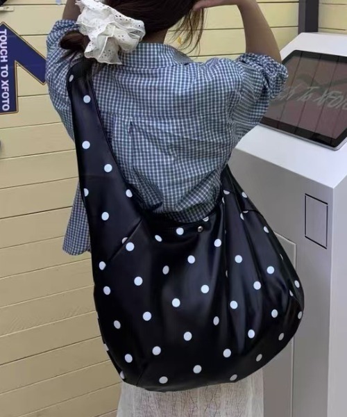 mebole(メボレ)の「水玉トートバッグ(トートバッグ・レディース・ブラック・FREE)」の5枚目の写真