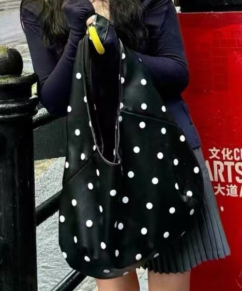 mebole(メボレ)の「水玉トートバッグ(トートバッグ・レディース・ブラック・FREE)」の13枚目の写真