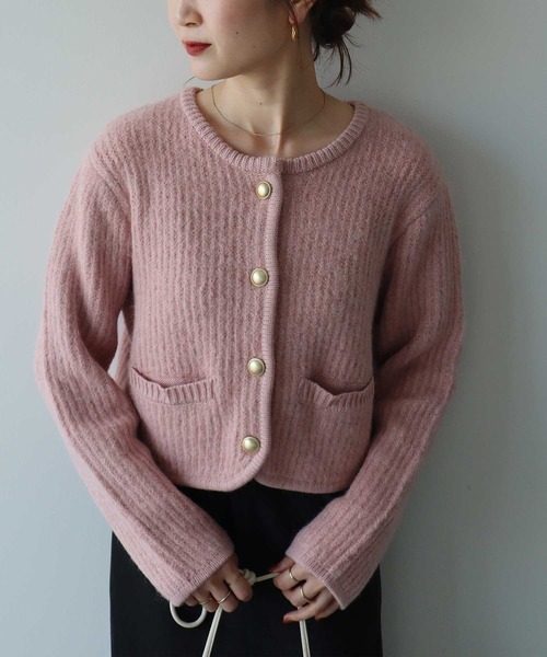 earth music&ecology（アースミュージックアンドエコロジー）の「【WEB限定/新色追加】ゴールド釦ショートニットカーディガン（カーディガン/ボレロ・レディース・チャコールグレー/ブルー/アイボリー/イエロー/ピンク・FREE）」の5枚目の写真