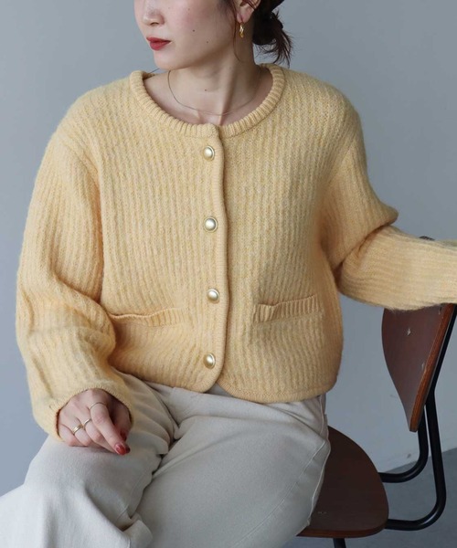 earth music&ecology（アースミュージックアンドエコロジー）の「【WEB限定/新色追加】ゴールド釦ショートニットカーディガン（カーディガン/ボレロ・レディース・チャコールグレー/ブルー/アイボリー/イエロー/ピンク・FREE）」の4枚目の写真