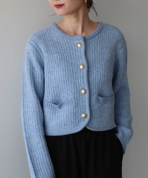 earth music&ecology（アースミュージックアンドエコロジー）の「【WEB限定/新色追加】ゴールド釦ショートニットカーディガン（カーディガン/ボレロ・レディース・チャコールグレー/ブルー/アイボリー/イエロー/ピンク・FREE）」の3枚目の写真