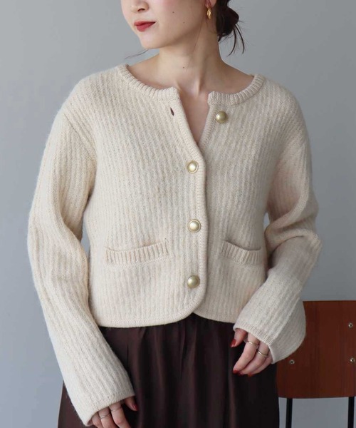earth music&ecology（アースミュージックアンドエコロジー）の「【WEB限定/新色追加】ゴールド釦ショートニットカーディガン（カーディガン/ボレロ・レディース・チャコールグレー/ブルー/アイボリー/イエロー/ピンク・FREE）」の2枚目の写真