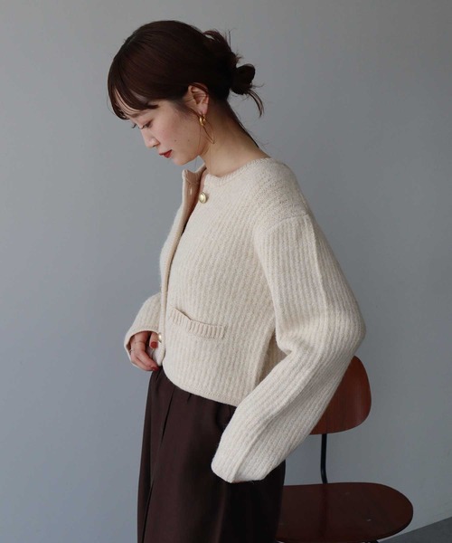 earth music&ecology（アースミュージックアンドエコロジー）の「【WEB限定/新色追加】ゴールド釦ショートニットカーディガン（カーディガン/ボレロ・レディース・チャコールグレー/ブルー/アイボリー/イエロー/ピンク・FREE）」の6枚目の写真